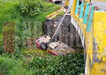 Muere ahogado al caer con auto a canal de aguas negras de Morelia