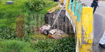 Muere ahogado al caer con auto a canal de aguas negras de Morelia