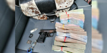 Detiene a hombre con 235 mil pesos, pistola y droga en Contepec