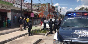 Riñen taxistas y granaderos en poniente de Morelia
