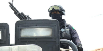 Caen siete con armas de fuego y drogas en Uruapan