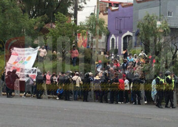 Padres de Familia protestan en Casa de Gobierno