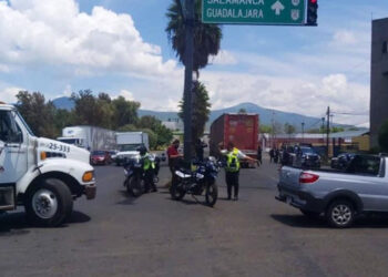 Antimotines repliegan a normalistas el periférico de Morelia
