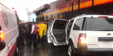 Choque de tren y camioneta deja seis heridos