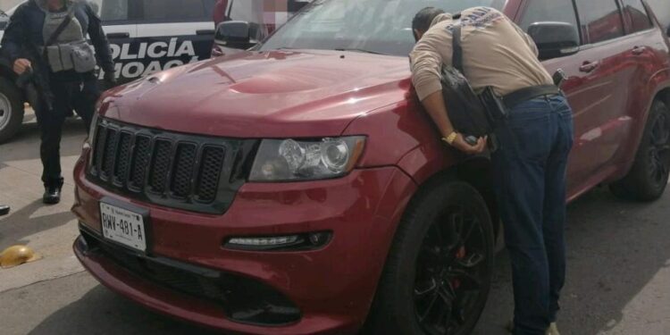 Cae uno con camioneta blindada robada en Apatzingán