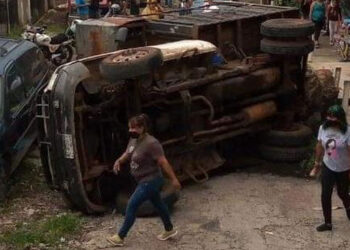 Vuelca “carretón” de la basura en Uruapan