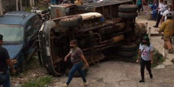 Vuelca “carretón” de la basura en Uruapan