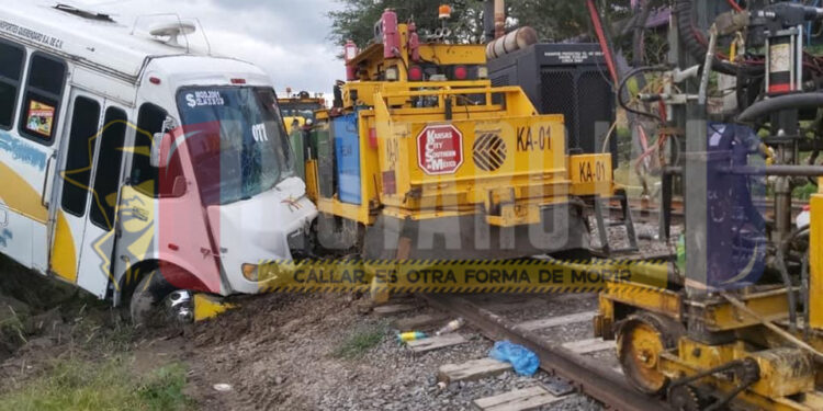 12 heridos en choque de camiones y máquina ferroviaria en Charo