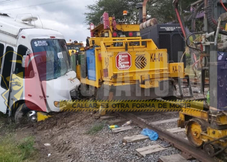 12 heridos en choque de camiones y máquina ferroviaria en Charo