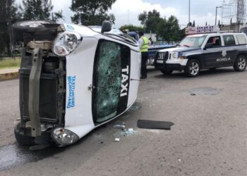 Enardecidos taxistas voltean vehículo en poniente de Morelia