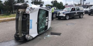 Enardecidos taxistas voltean vehículo en poniente de Morelia