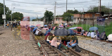 Normalistas bloquean corredor ferroviario en Michoacán