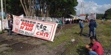 CNTE bloquea corredor ferroviario en Michoacán