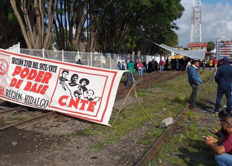 CNTE bloquea corredor ferroviario en Michoacán