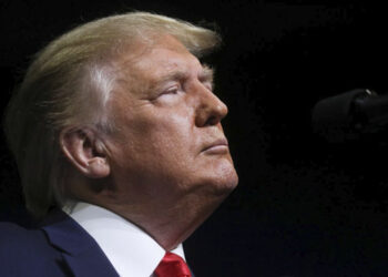 Sicarios abandonan camioneta y armamento en Zamora