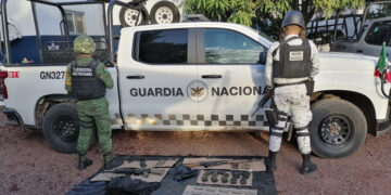 Sicarios abandonan camioneta y armamento en Zamora