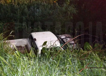 Desaparece hombre al caer camioneta a río en Zamora