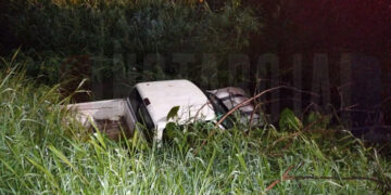 Desaparece hombre al caer camioneta a río en Zamora