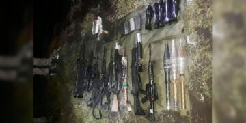 Aseguran cohetes, granadas, explosivos y rifles en Aguililla