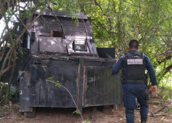 Aseguran camión “monstruo” de sicarios en Aguililla