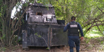 Aseguran camión “monstruo” de sicarios en Aguililla