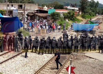 Desalojan a maestros de vías en Uruapan