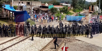 Desalojan a maestros de vías en Uruapan