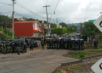 Normalistas se enfrentan con antimotines en vías de Uruapan