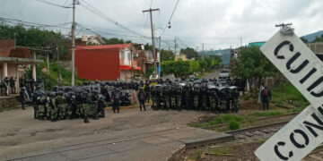 Normalistas se enfrentan con antimotines en vías de Uruapan
