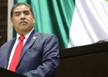 Sicarios abandonan camioneta y armamento en Zamora