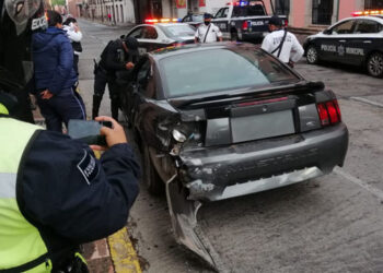 Auto deportivo choca contra el Acueducto de Morelia