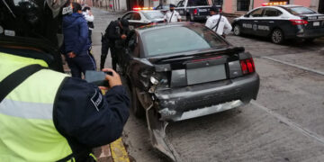 Auto deportivo choca contra el Acueducto de Morelia