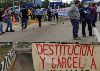 CNTE toma casetas de autopistas en Michoacán