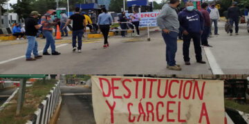 CNTE toma casetas de autopistas en Michoacán