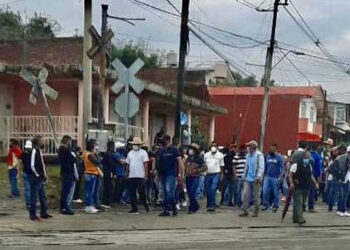CNTE y normales reinician bloqueo ferroviario en Michoacán