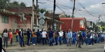 CNTE y normales reinician bloqueo ferroviario en Michoacán