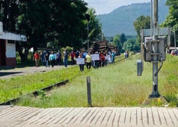 CNTE toma vías férreas por cuarto día en Michoacán
