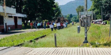 CNTE toma vías férreas por cuarto día en Michoacán