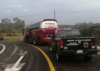 Presentan a 23 normalistas ante Juez, por robo de autobús en Michoacán