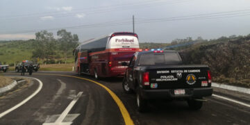 Presentan a 23 normalistas ante Juez, por robo de autobús en Michoacán