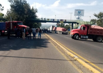 Normalistas “secuestran” tráileres; bloquean la Morelia-Pátzcuaro