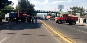 Normalistas “secuestran” tráileres; bloquean la Morelia-Pátzcuaro