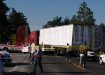 Taxistas bloquean la Uruapan-Paracho