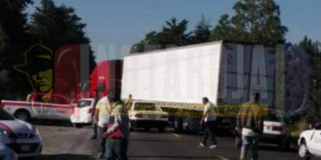 Taxistas bloquean la Uruapan-Paracho