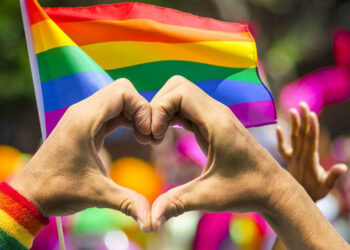 Abandonan cadáver con “narcomensaje” en Uruapan