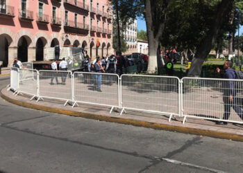 Instalan vallas en Plaza Morelos