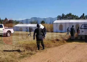 Hallan los cuerpos de dos hombres con ropa militar en Zitácuaro