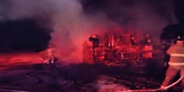 Se incendia camión en la autopista de Occidente