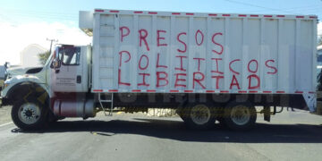 Normalistas bloquean la Uruapan-Carapan