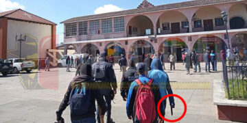 Retienen normalistas a elementos de la Policía Michoacán